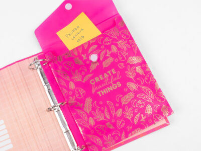 Sobre FW con abrojo para carpeta escolar diseño minimalista con stamping ( 3 perforaciones)