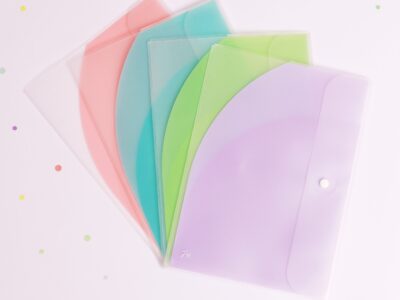 Carpeta A4 con botón y bolsillos internos colores pasteles